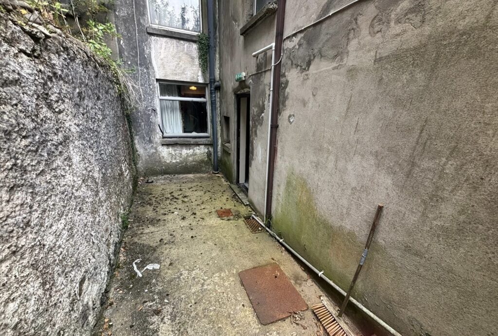 35 Seatown Place, Dundalk, Co. Louth 35 Seatown Place, Dundalk, Co. Louth